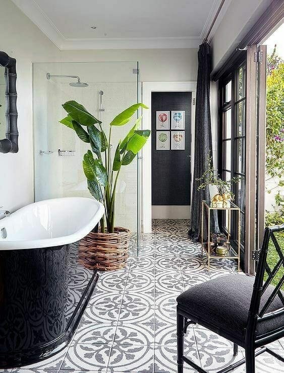 nespalvotas vonios kambarys su atskirai stovinčia vonia ir tropinių palmių augalu vonios kambaryje