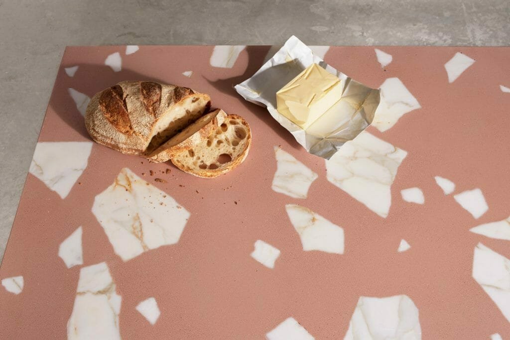 rožinis terrazzo su balto marmuro įdėklais ir duona bei sviestu