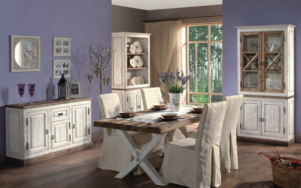 levandų Provanso stiliaus svetainė su baltais baldais